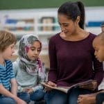 Métodos de Enseñanza para el Aprendizaje Práctico en el Aula de ESOL: Involucrando a los Estudiantes Más Allá del Libro de Texto